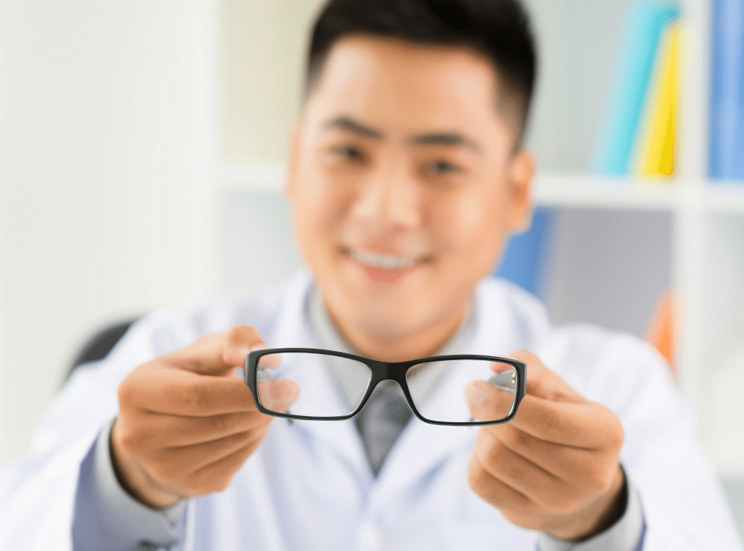 can eyesight improve with age​
